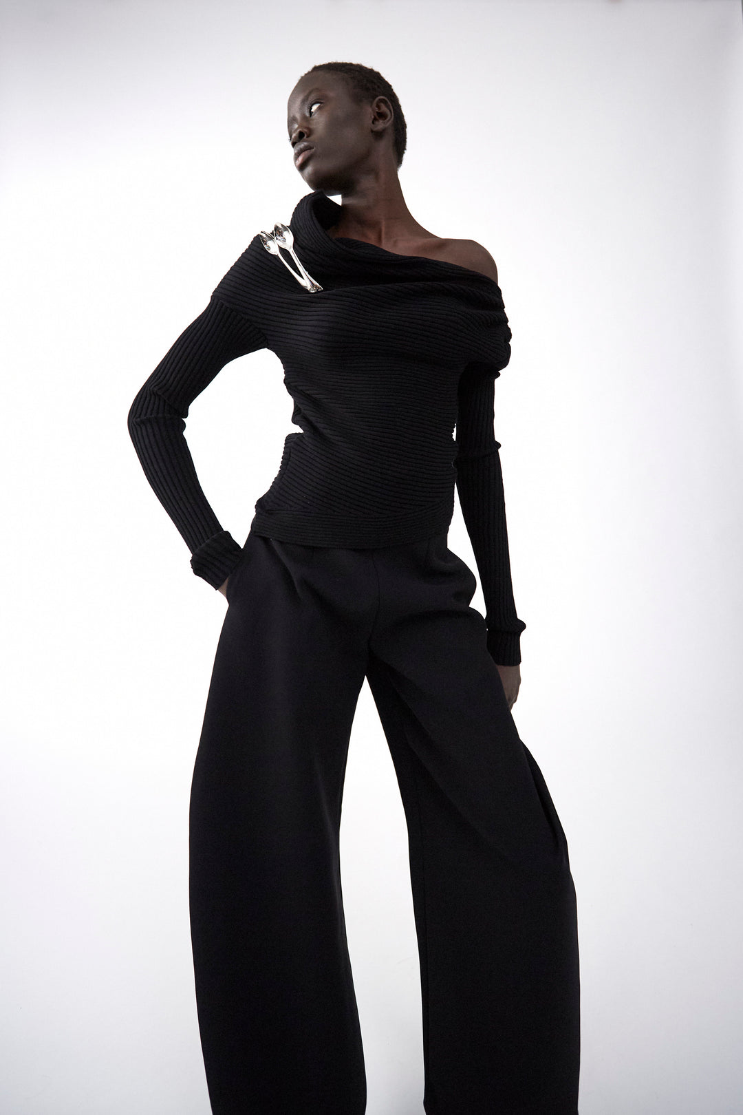 Off Shoulder Sweater Without Spoon Brooch Black