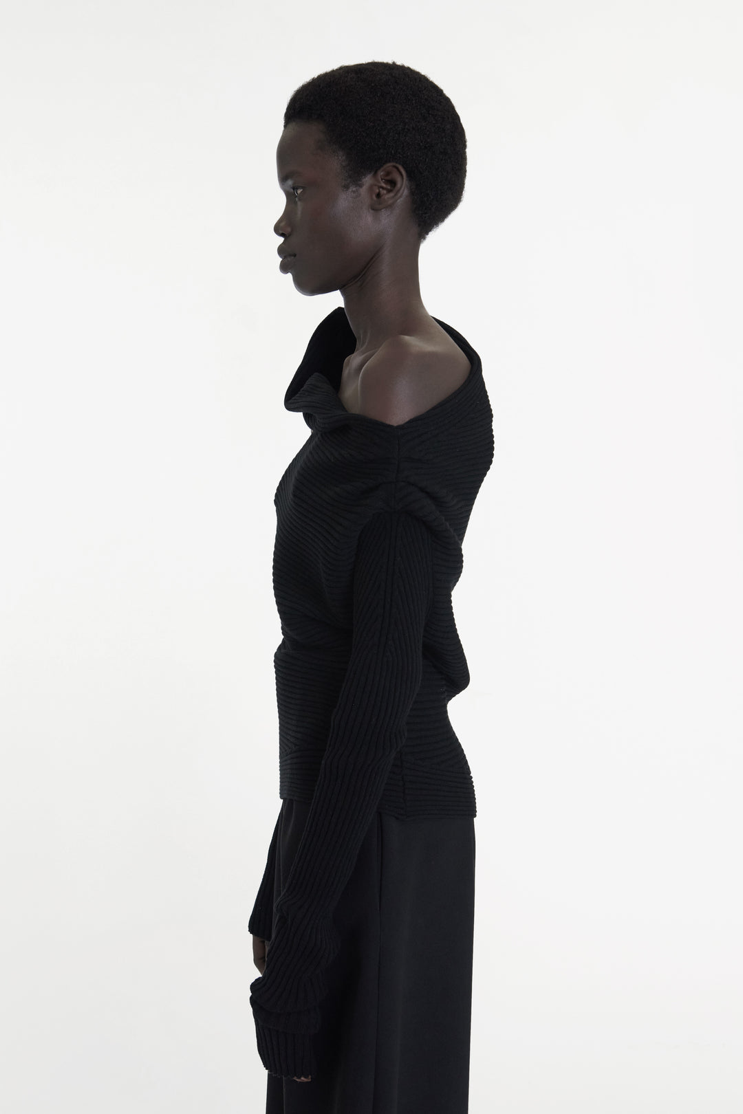 Off Shoulder Sweater Without Spoon Brooch Black