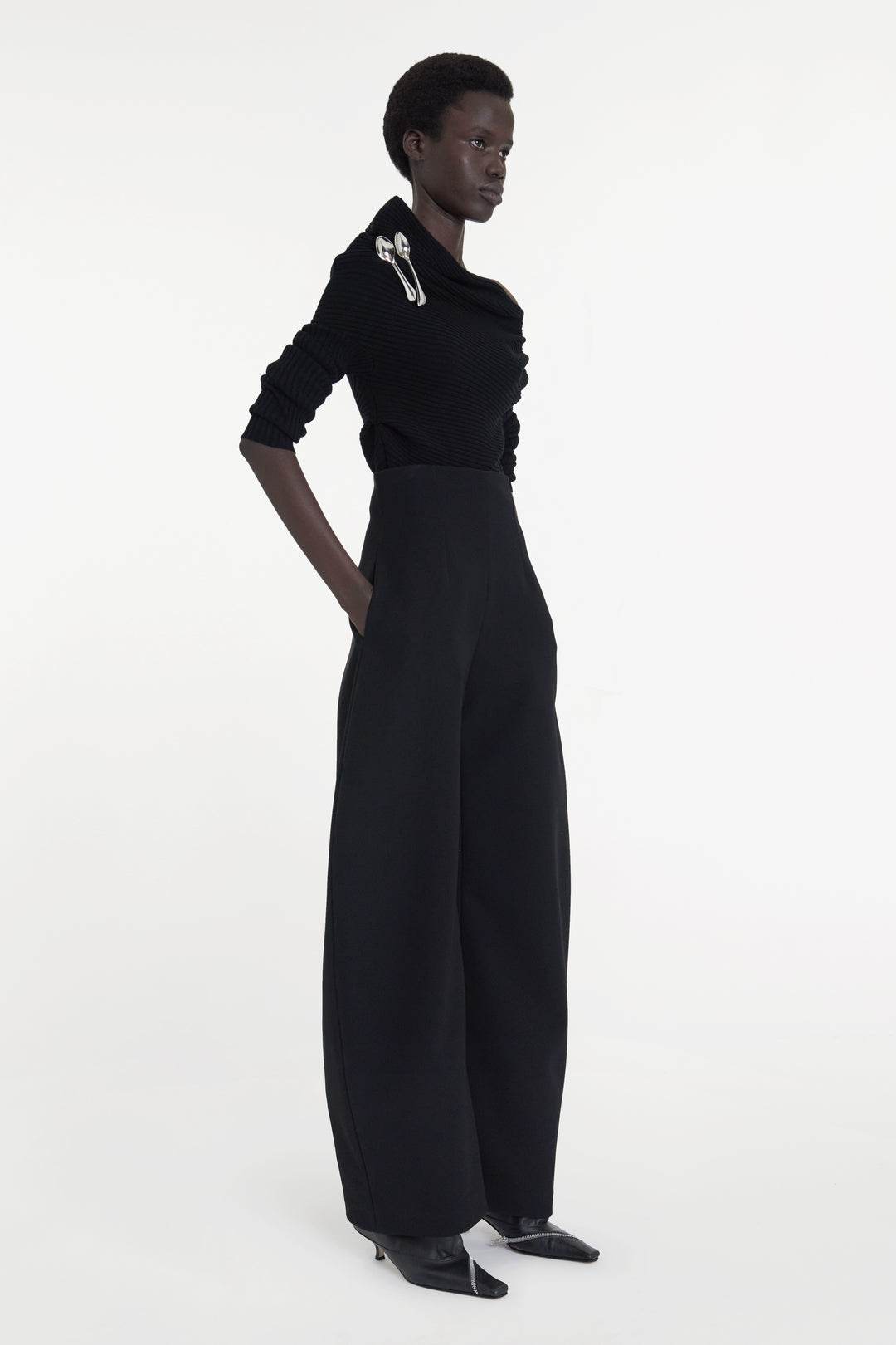 Off Shoulder Sweater Without Spoon Brooch Black