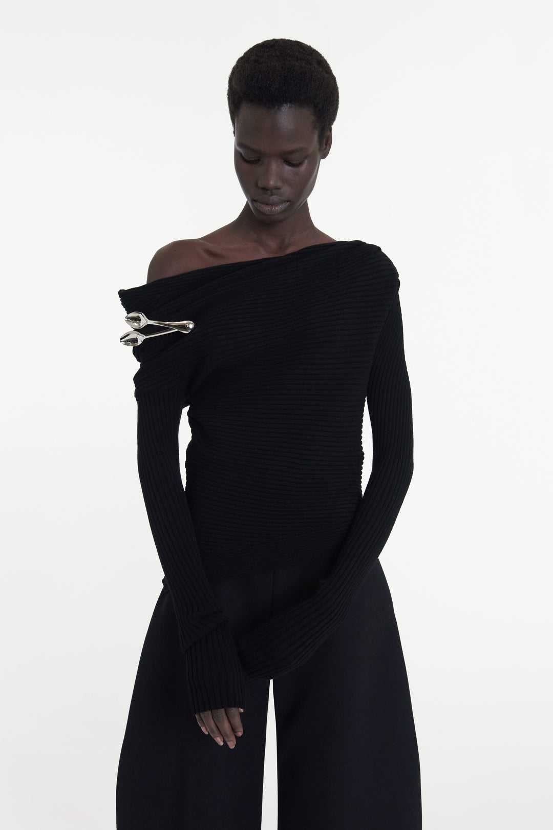 Off Shoulder Sweater Without Spoon Brooch Black
