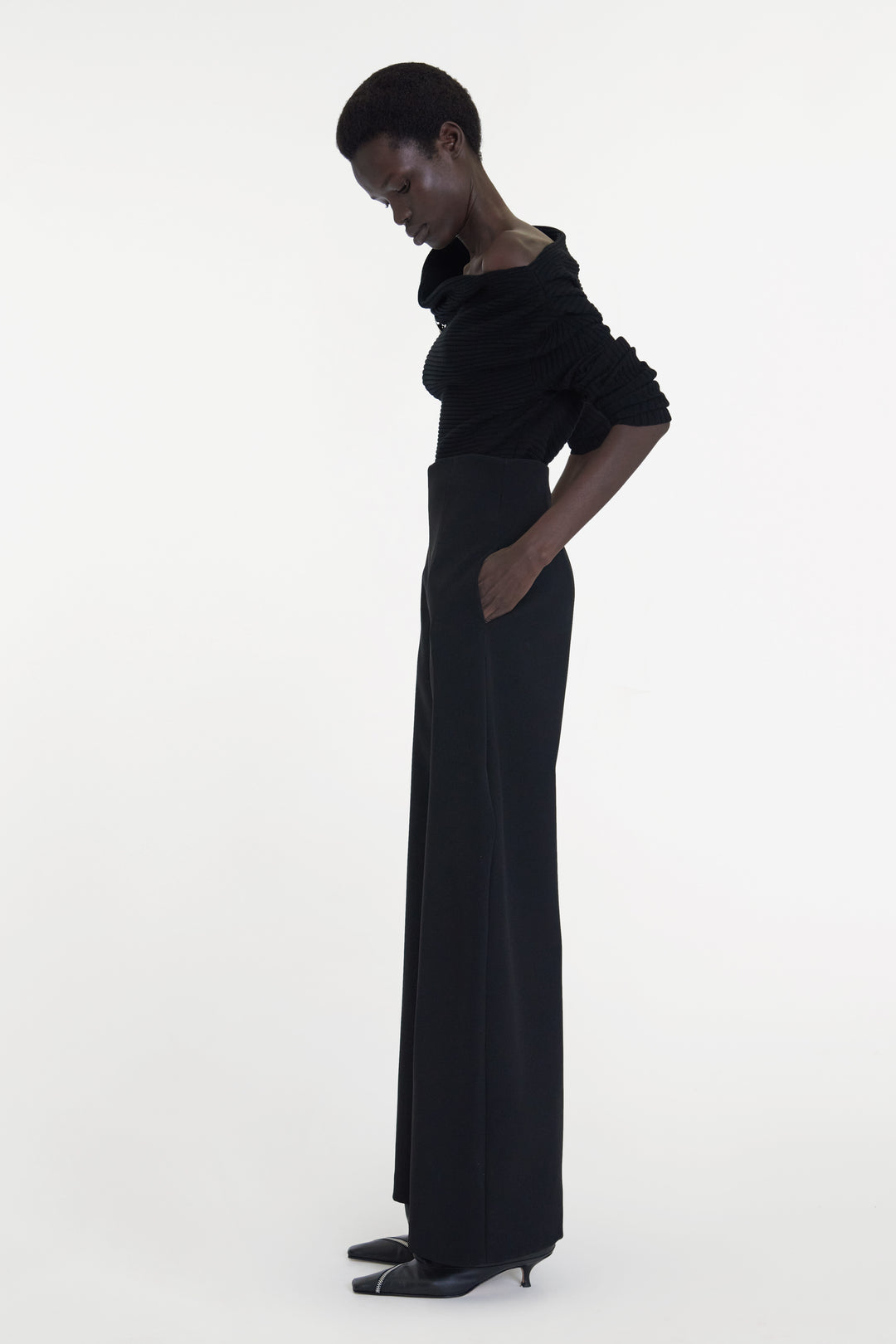 Off Shoulder Sweater Without Spoon Brooch Black